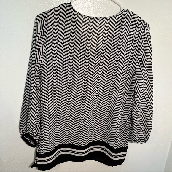 Violet & Claire V-Neck Blouse Black White Geometric - Picture 9 of 13